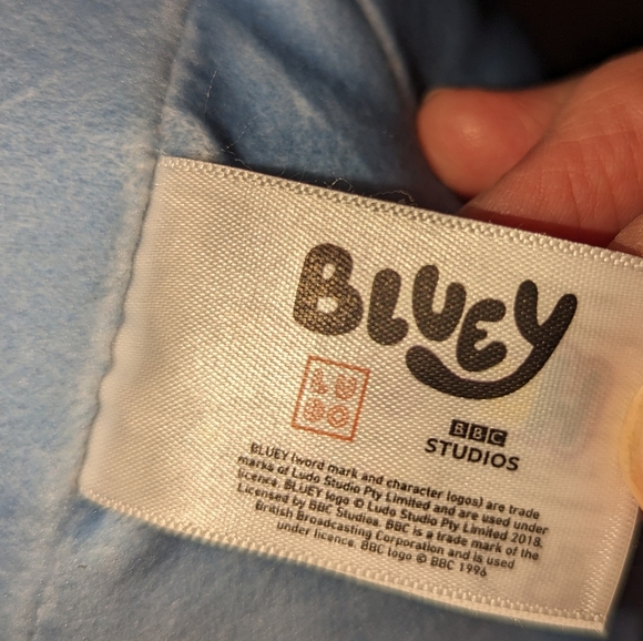 Set of three Bluey plush stuffed animals - two Bluey and one Bingo - Picture 10 of 11